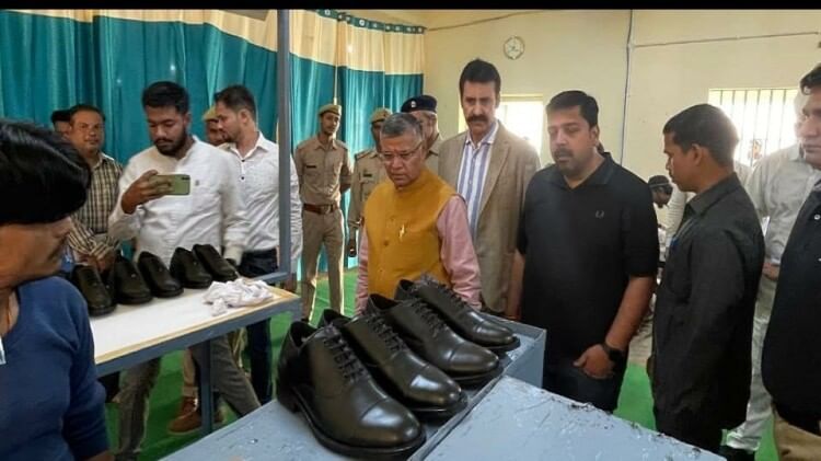 यूपी: जिला जेल के बंदी बनाएंगे जूते और पहनेगी पुलिस, आगरा में शुरू हुआ ऐसा जूता कारखाना