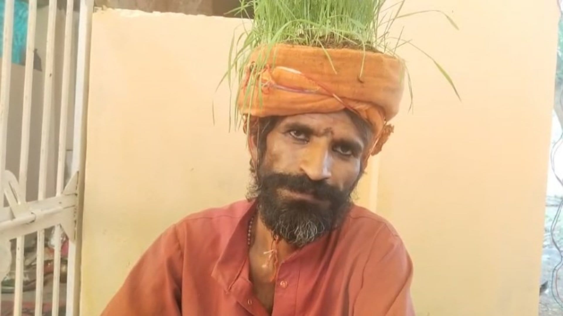 सिर पर अनाज उगा कर साधना कर रहा शख्स