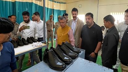यूपी: जिला जेल के बंदी बनाएंगे जूते और पहनेगी पुलिस, आगरा में शुरू हुआ ऐसा जूता कारखाना Police will wear shoes made by district jail prisoners in agra up news