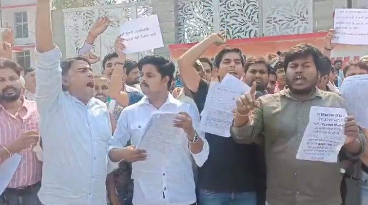 Protest of candidates in front of BPSC office, alleging irregularities in results of teacher recruitment exam