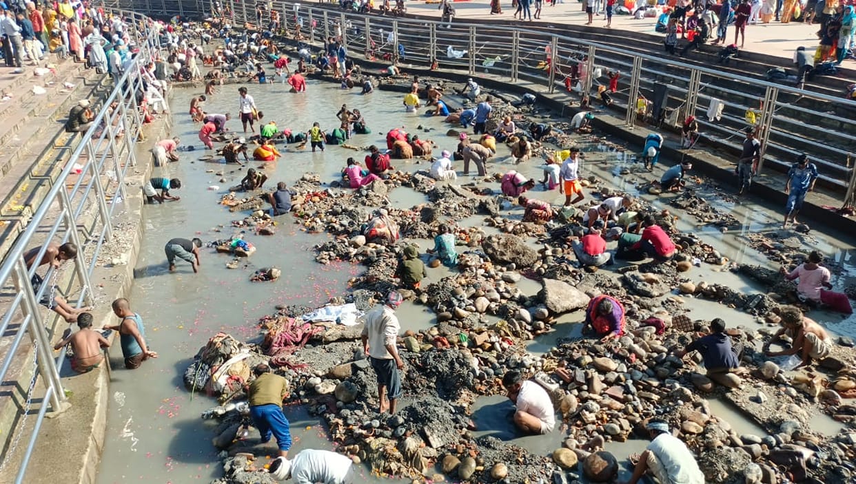 Har Ki Pauri Haridwar annual closure of Ganga canal on the night of Dussehra treasure hunters entered Ganga