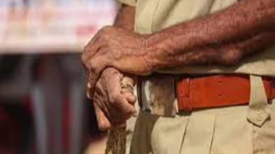 inspector who came to collect dead body slapped the woman in rudrapur