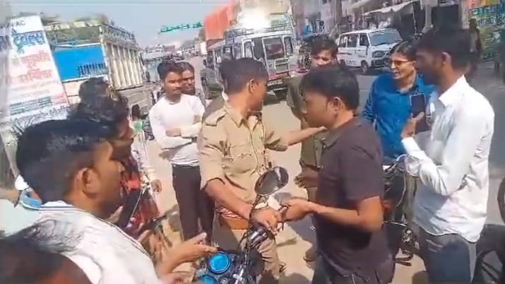 Intoxicated constable misbehaved with bike riders in Mahoba, was put on duty during idol immersion