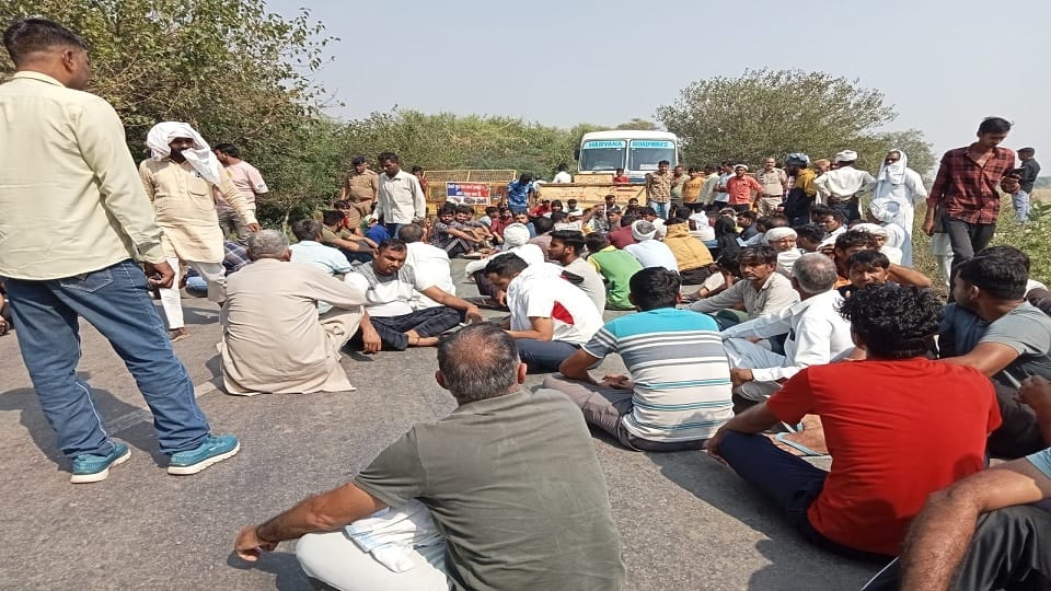 Naresh murder case of Bhiwani, Villagers blocked Maham main road demanding arrest of accused