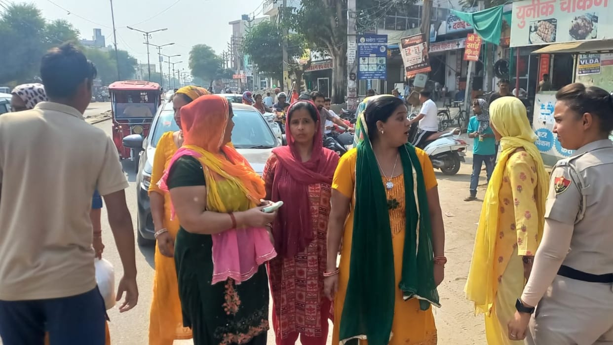 Hisar: Women of Azad Nagar street number 4 blocked the road Due to no construction of road