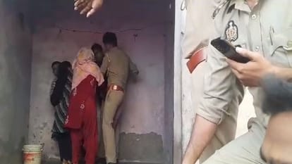 Aligarh: मीट के अवशेष खुले में फेंकने पर दो पक्षों में हाथापाई, पुलिस के सामने धक्का-मुक्की, मुकदमा दर्ज Scuffle between two parties over throwing meat remains in the open