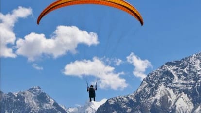 paragliding crash landing Rescue by administration in Kangra Himachal Pradesh