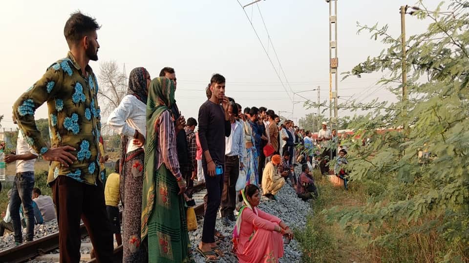 Patalkot Express Fire in Agra Bhandai Coach turned into massive explosion and fire, see pictures of moments