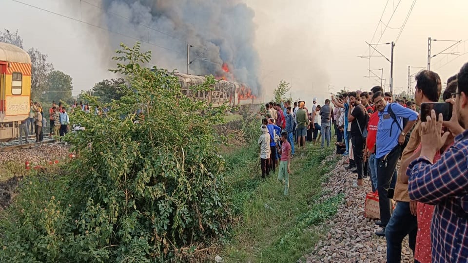 Patalkot Express Fire in Agra Bhandai Coach turned into massive explosion and fire, see pictures of moments