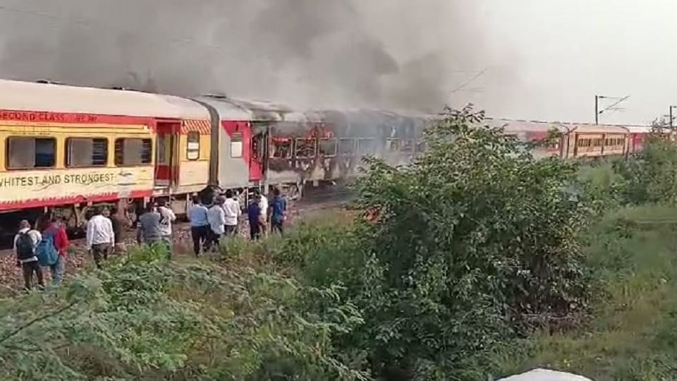 Patalkot Express Fire in Agra Bhandai Coach turned into massive explosion and fire, see pictures of moments