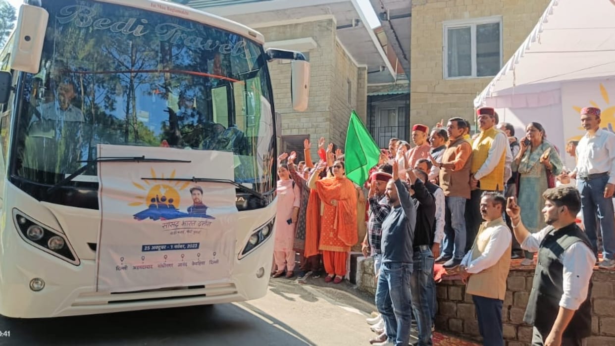 21 Students form Hamirpur go for Sansad Bharat Darshan prem kumar dhumal shows green flag