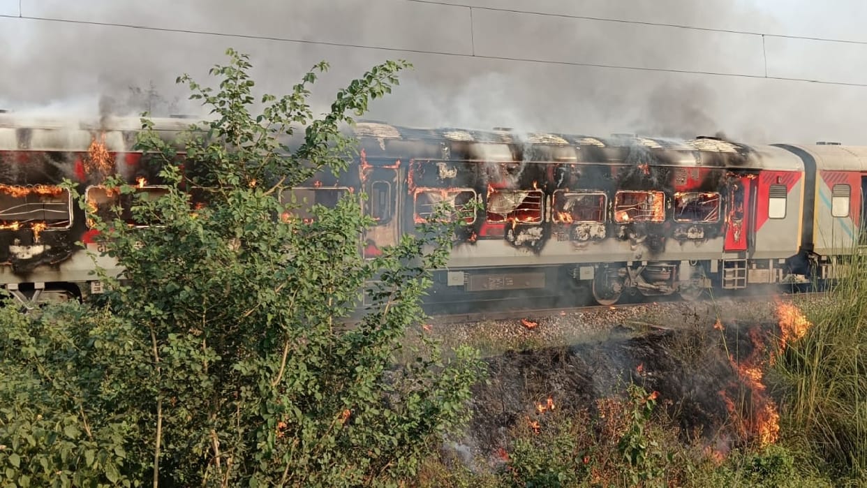 Patalkot Express Fire in Agra Bhandai Junction train coach burnt