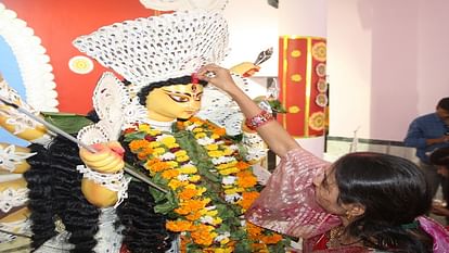 अगले साल मां फिर आइए: दर्पण विसर्जन के साथ दुर्गा पूजन महोत्सव सम्पन्न, महादशमी पर अंबे को दी भावभीनी विदाई Durga puja festival concludes with mirror immersion