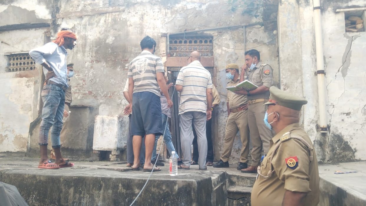Dead body of an elderly person found in the house, foul smell was coming for several days, son had told