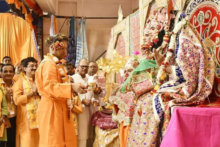 Dussehra festival: Akhilesh reached Rudraprayag while CM Yogi celebrated the festival in Gorakhnath temple