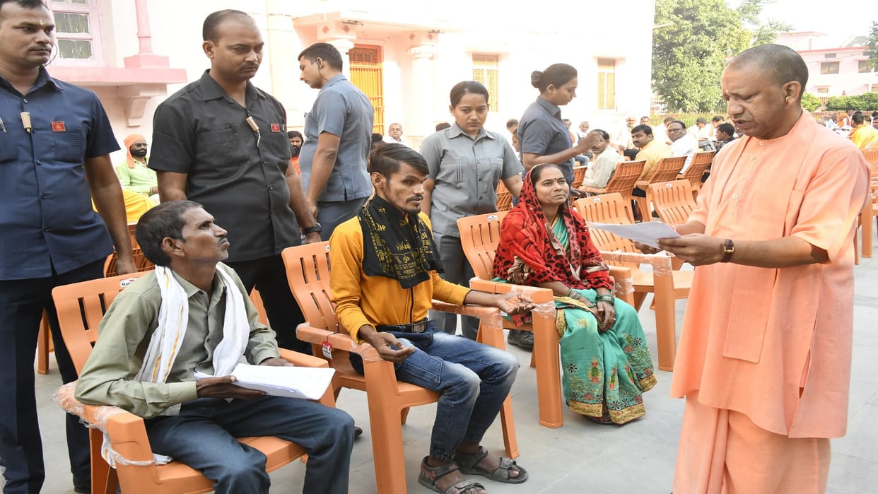 Chief Minister Yogi Adityanath listened to problems of 200 people in Janata Darshan gave instructions