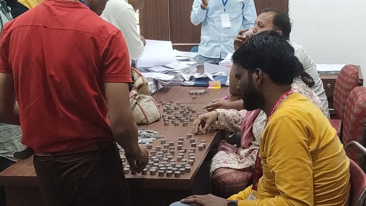 MP Election 2023: The candidate arrived with 10 thousand coins to buy the nomination form,