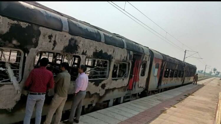 पातालकोट एक्सप्रेस हादसा: चार बोगियों में आग लगने से झुलसे 14 यात्री, रेलवे देगा 50-50 हजार रुपये