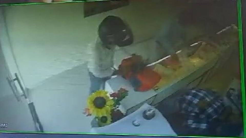 Broke the lock and ate cake, then searched the restaurant comfortably, ran away with laptop and Rs 4000 cash