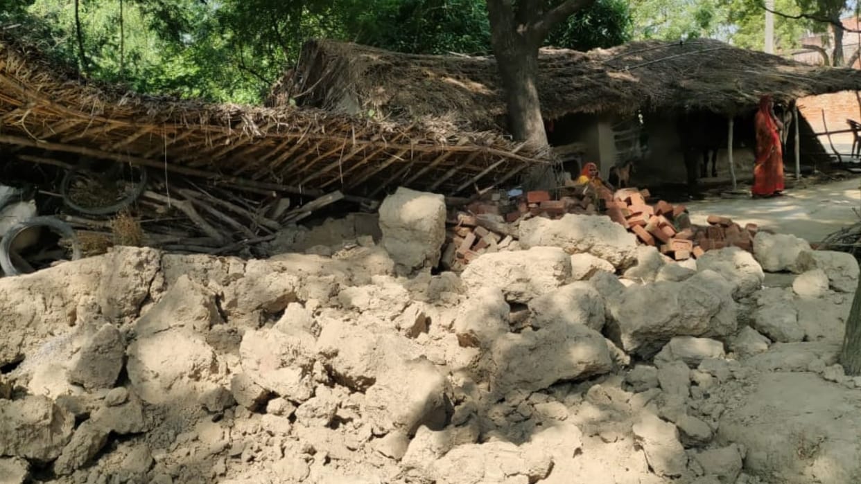 A women died when wall falls down on her in Amethi.