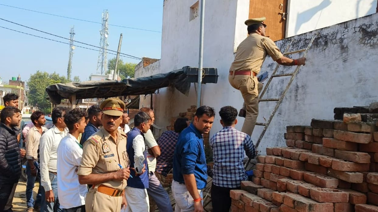 A teenaged girl set fired in Bazarshukl thana in Amethi.