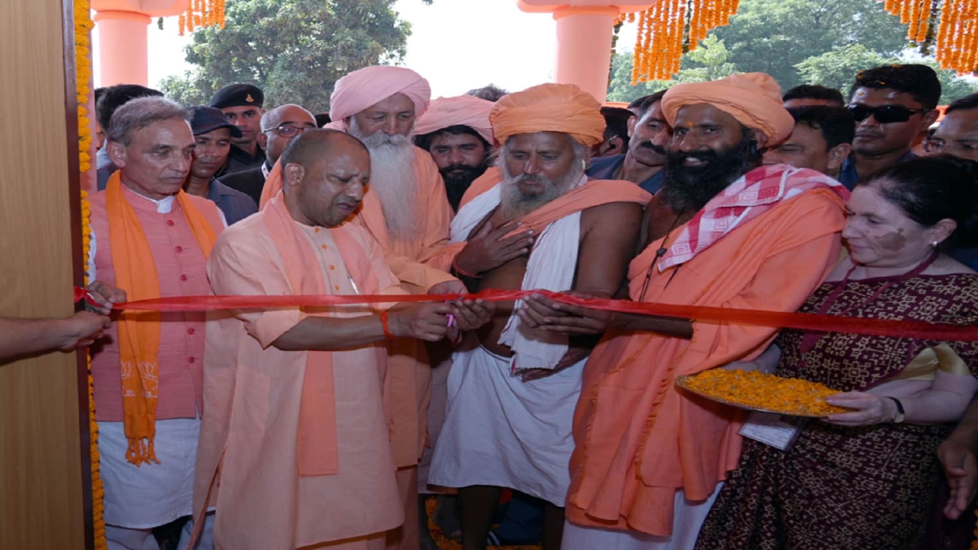 Chief Minister Yogi Adityanath inaugurated and laid foundation stone of 311 projects of 351 crore, see photos