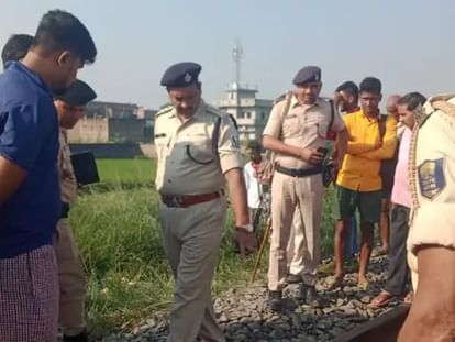 Bihar Police : हाथ में जंजीर, उसपर दो-दो ताले... मारकर रेलवे ट्रैक के पास फेंक गया कोई, पहचान ढूंढ़ रही पुलिस Bihar News : Bihar Police shocked to see youth murder, dead body was locked with a chain tied to its hand