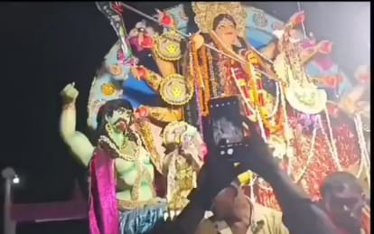 Bihar : 31 घंटे में डेढ़ किलोमीटर की यात्रा; 64 साल से ऐसे ही निकल रही देवी मां, इस परंपरा का महत्व जानिए After Navratri, you will be shocked to know the tradition of immersion of goddess idol of navratra nav din mai