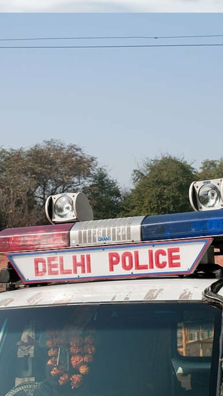 delhi police arrest Two minors in firing case at businessman house in burari delhi