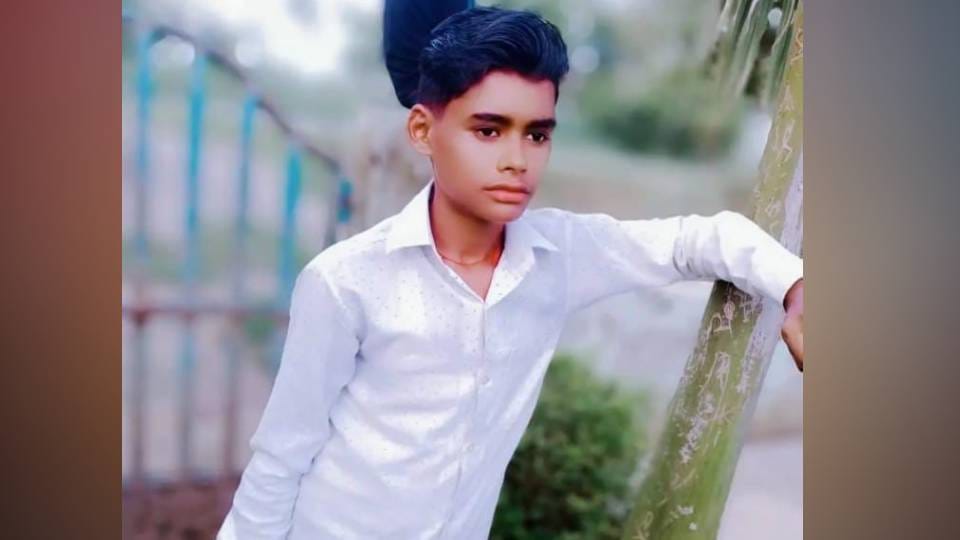 teenager died after touching an HT line wire In Firozabad who sitting on tractor trolley loaded with potatoes