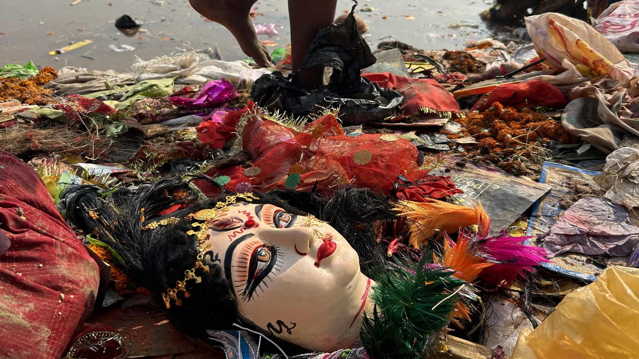 faith immersed In pond not idol people looting of jewelery and fight for money