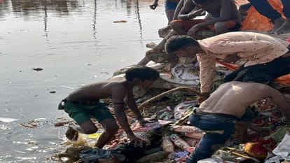 faith immersed In pond not idol people looting of jewelery and fight for money