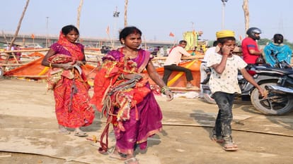 faith immersed In pond not idol people looting of jewelery and fight for money