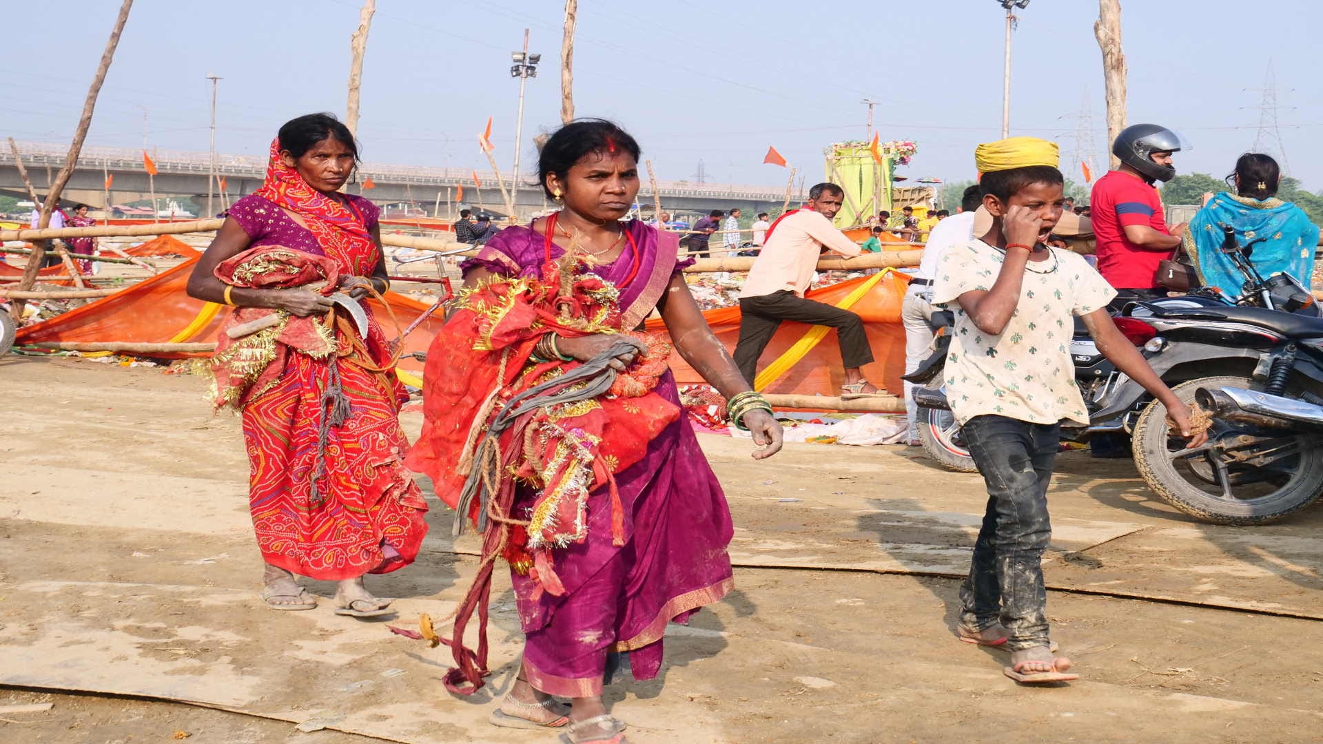 faith immersed In pond not idol people looting of jewelery and fight for money