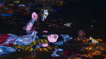 faith immersed In pond not idol people looting of jewelery and fight for money