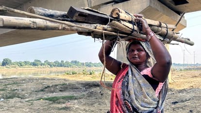 faith immersed In pond not idol people looting of jewelery and fight for money
