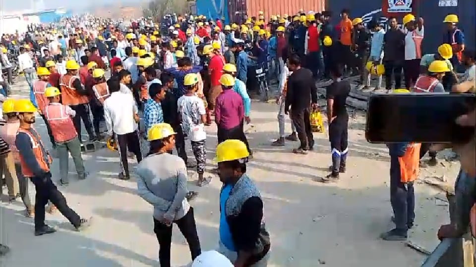 People s anger in Dankaur over Chinese mobile company