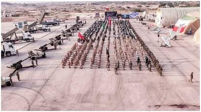 यह तस्वीर ईरानी रिवोल्यूशनरी गार्ड के सैनिकों को एक सैन्य अभ्यास में भाग लेते हुए दिखाती है