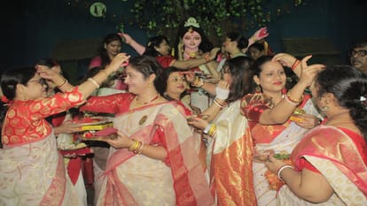 आश्चे बोछोर आबर होबे: सिंदूर खेला के साथ दी गई मां को विदाई, ढोल-नगाड़ों पर थिरकीं महिलाएं Farewell to mother was given with playing of vermillion, women danced on drums, Holi of vermillion was played