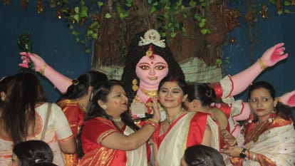 Farewell to mother was given with playing of vermillion, women danced on drums, Holi of vermillion was played