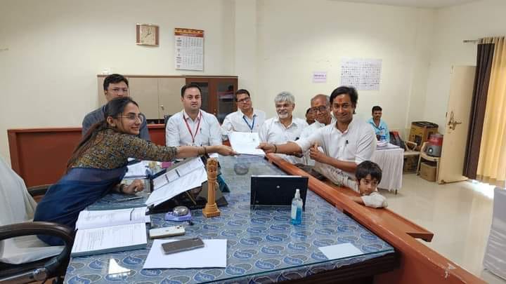 MP Election: Kamal Nath arrived with his son while Jaivardhan arrived with his father to file nomination