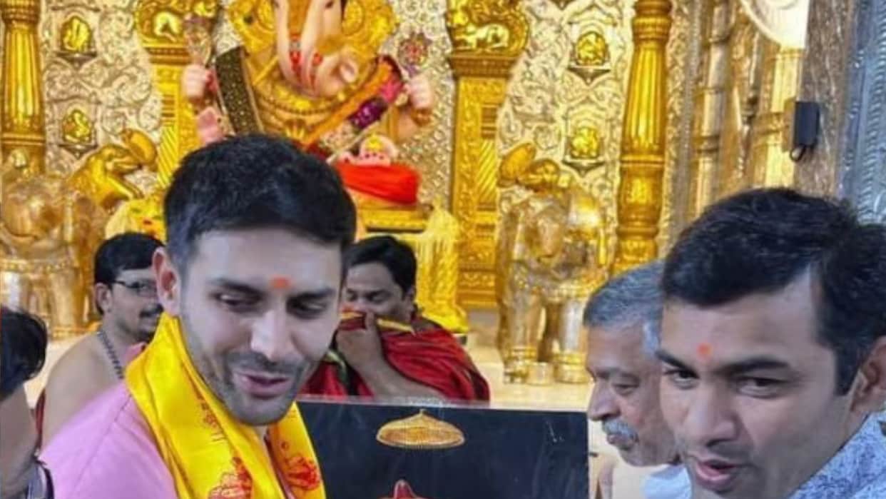 Chandu Champion actor Kartik Aaryan Visits Dagdusheth Halwai Temple In Pune see photos here