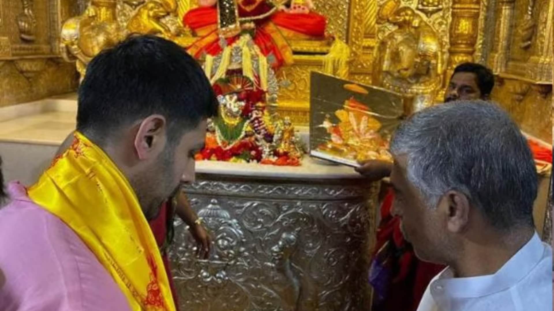 Chandu Champion actor Kartik Aaryan Visits Dagdusheth Halwai Temple In Pune see photos here