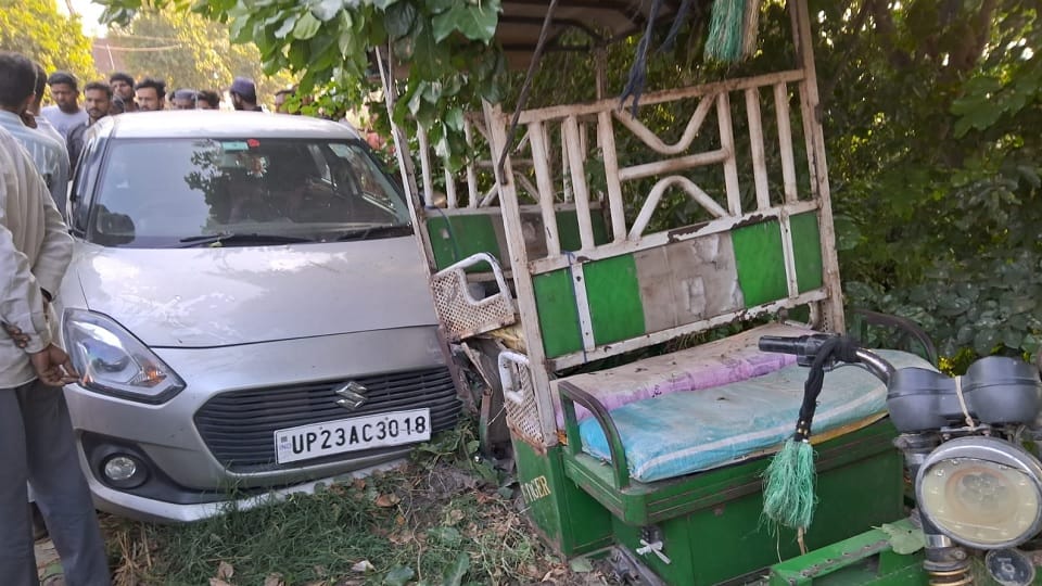 Moradabad: speeding car collided with an erickshaw Mainather, mother died in front her daughter