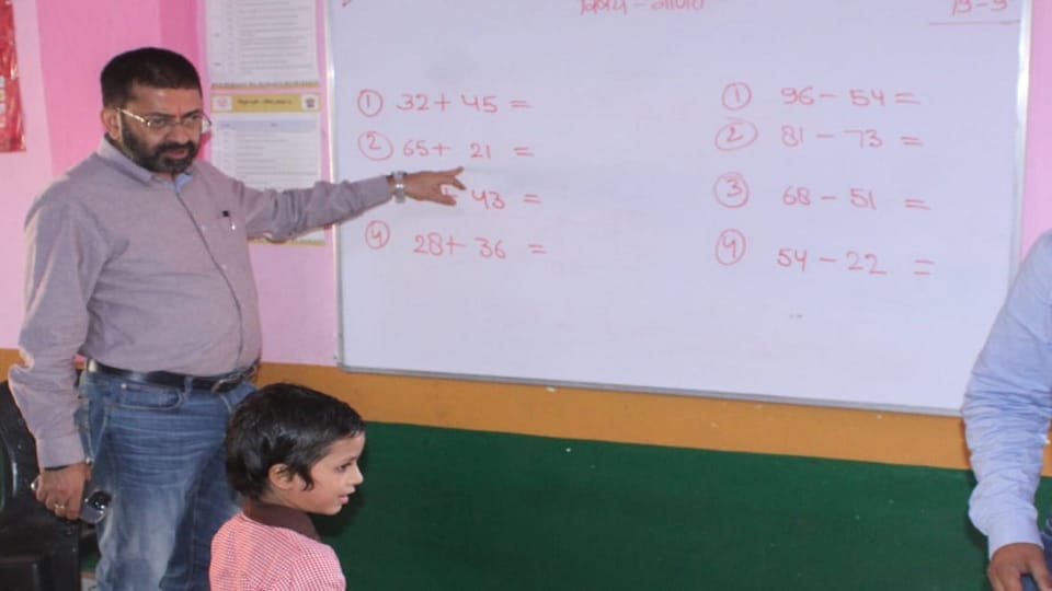 Moradabad: DM reached government school, children could not study Hindi.. salaries of teachers stopped