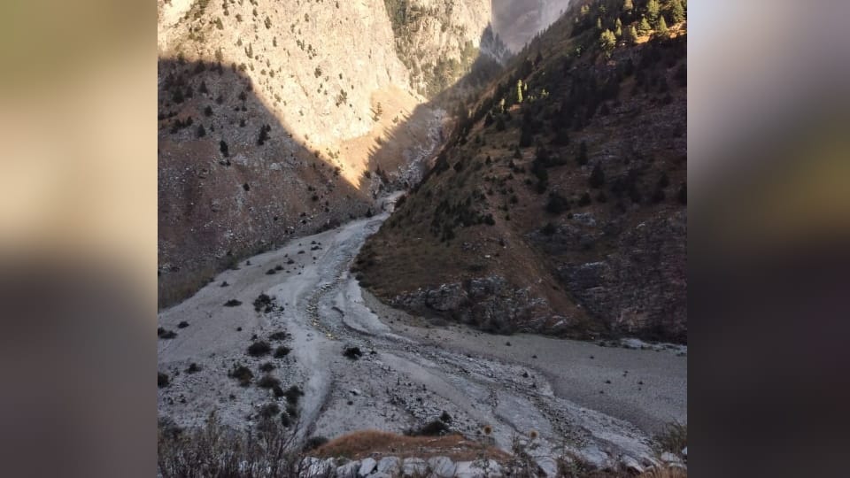 Chamoli News water flow of Segdi drain reduced Due to rock breakage in Neeti valley fear of formation of lake