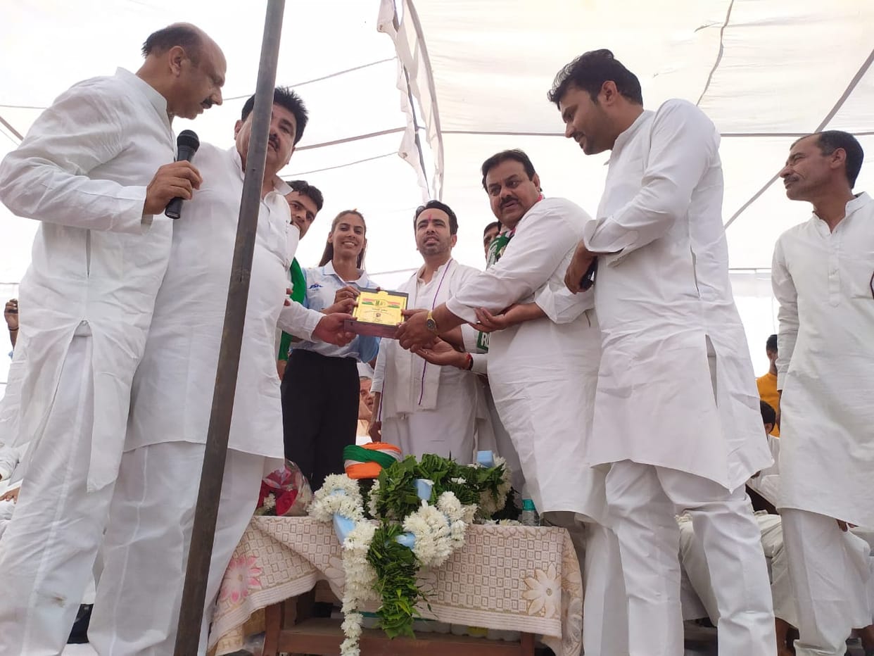 RLD President Jayant Singh honored players,says India is lagging behind in sports due to lack of encourgment