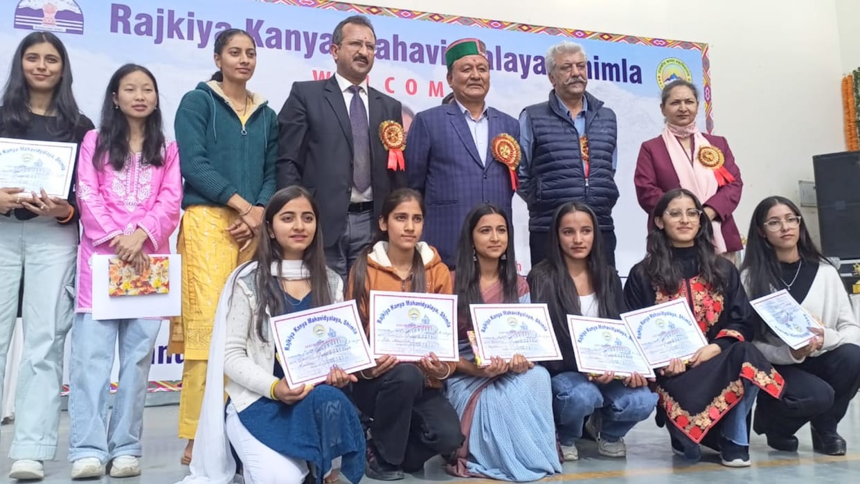 Cabinet minister Jagat Singh Negi honoured students of Rajkiya Kanya Mahavidyalya shimla
