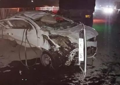 MP News: मैहर में तेज रफ्तार कार खड़े ट्रक में जा घुसी, तीन लोगों की मौके पर ही मौत MP News: Speeding car rams into parked truck in Maihar, three people die on the spot