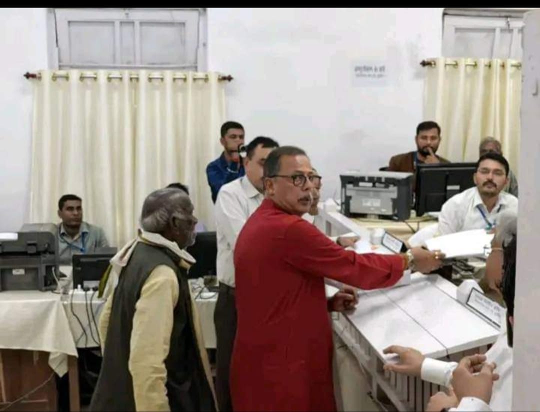 MP Election: Kamal Nath arrived with his son while Jaivardhan arrived with his father to file nomination